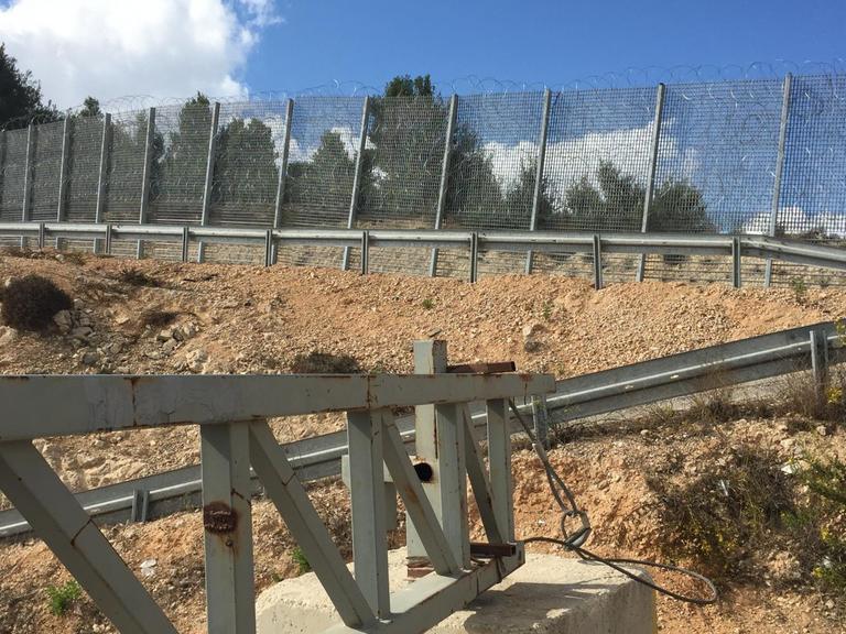 Ein Grenzzaun in der Nähe der palästinensischen Stadt Beit Jala
