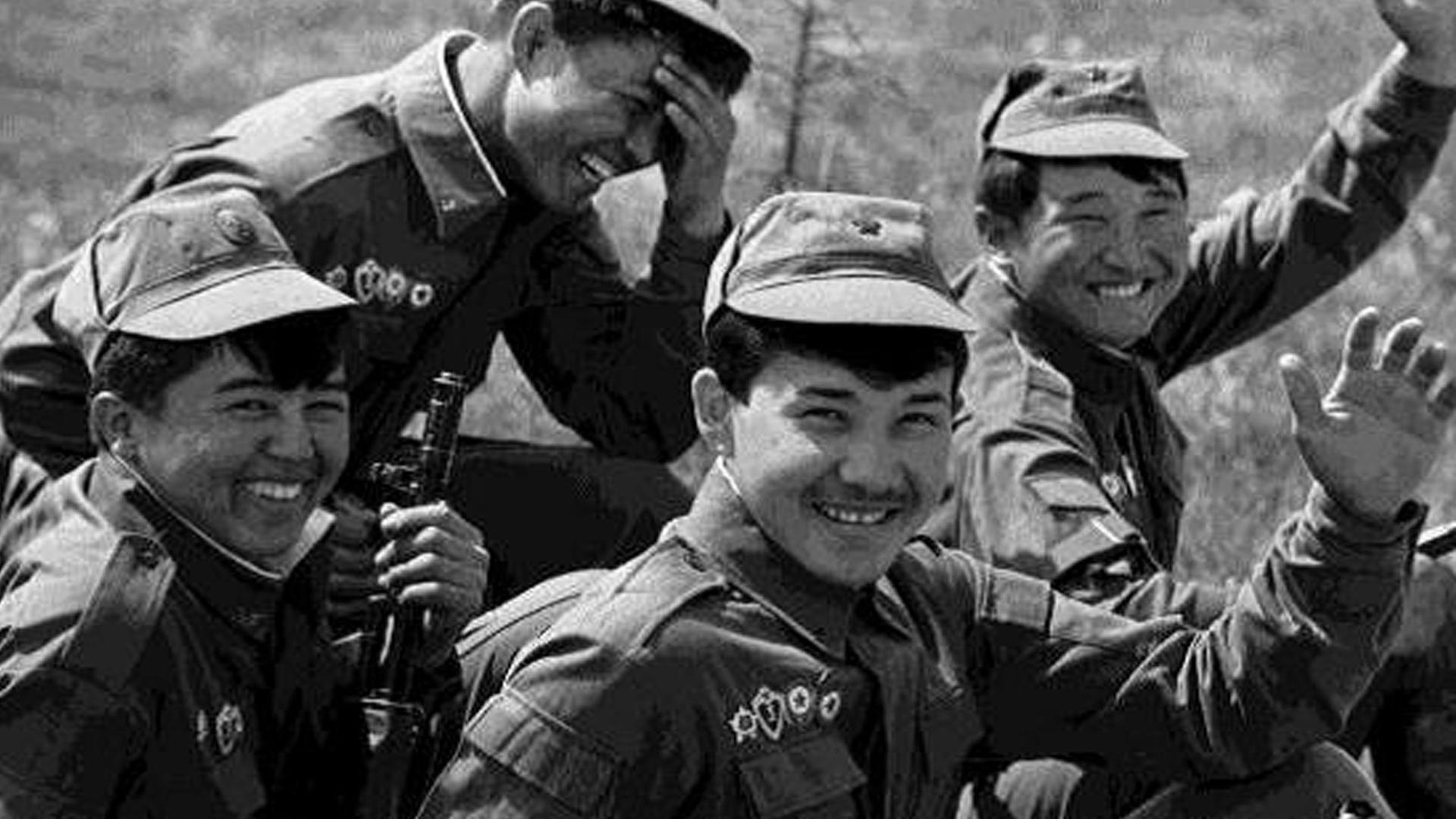 Sowjet-russische Soldaten bei ihrer Exerzierausbildung, Elstal, Juni 1990 Sowjet-russische Soldaten bei ihrer Exerzierausbildung, Elstal, Juni 1990
