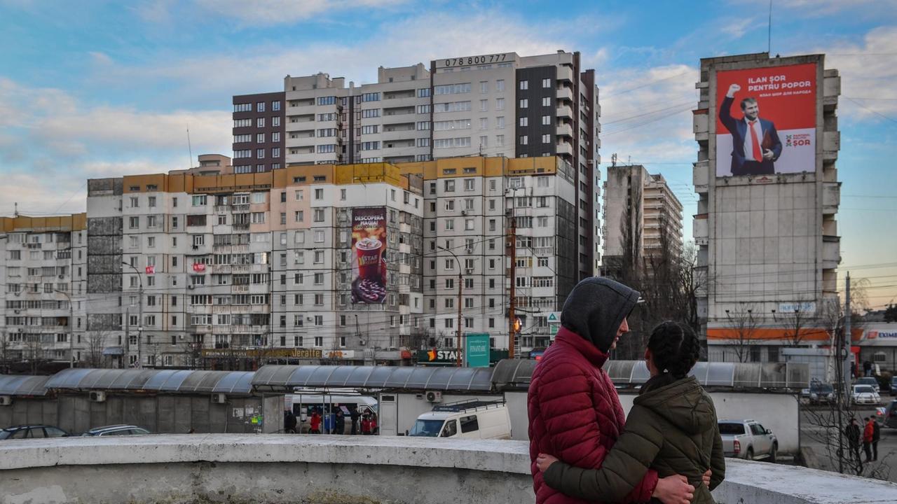 Ein riesiges Wahlkampfplakat hängt an der Wand eines Wohnhauses in Chisinau, das den Parlamentskandidaten der Republik Moldau Ilan Șor darstellt. Chisinau 13. Februar 2019 Ein riesiges Wahlkampfplakat hängt an der Wand eines Wohnhauses in Chisinau, das den Parlamentskandidaten der Republik Moldau Ilan Șor darstellt. Chisinau 13. Februar 2019