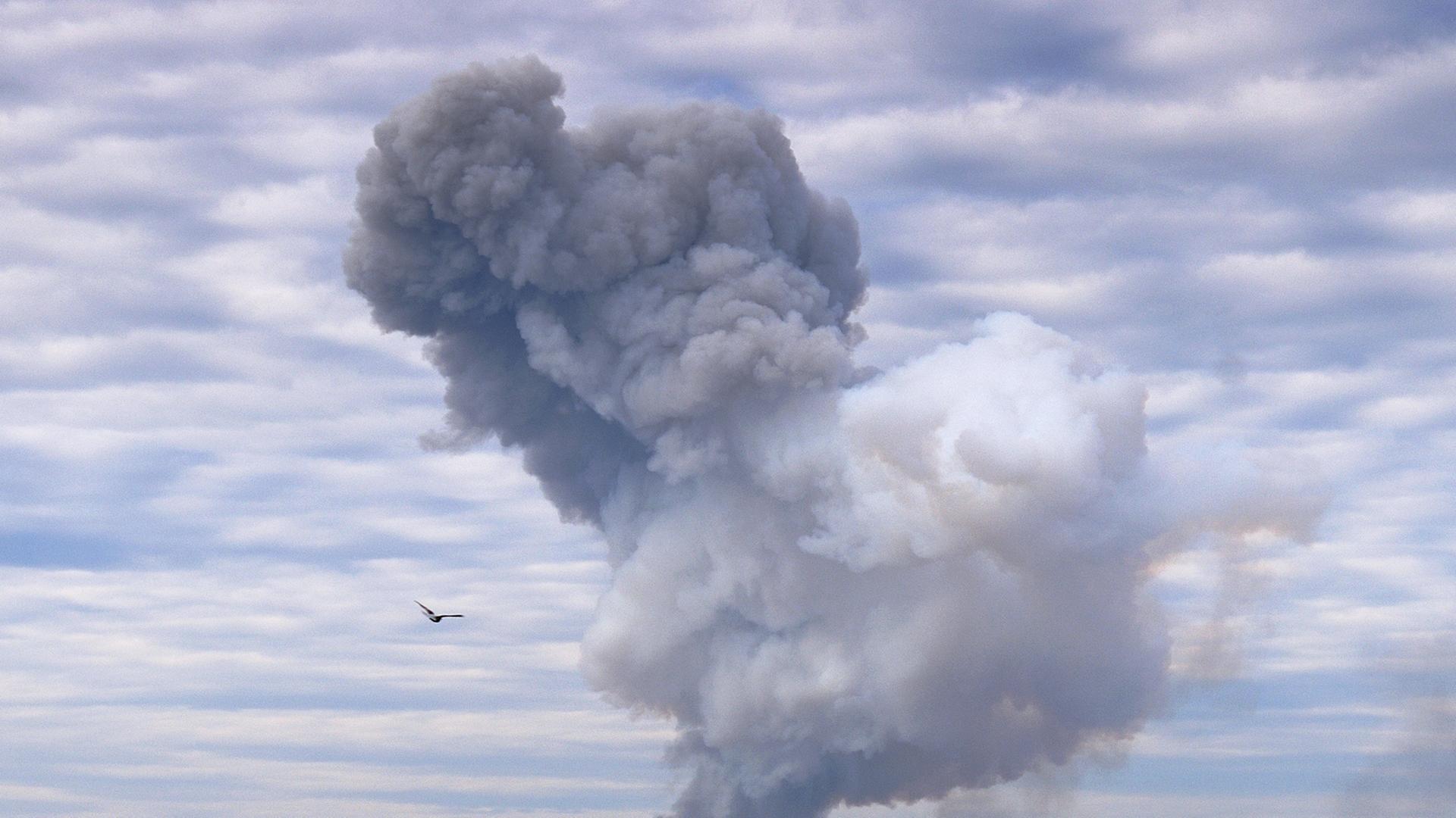 Über Donezk steht am 20.10.2014 eine Rauchsäule nach einer Explosion in der Nähe eines Chemiewerks.