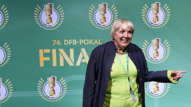Claudia Roth vor DFB-Logo Claudia Roth vor DFB-Logo