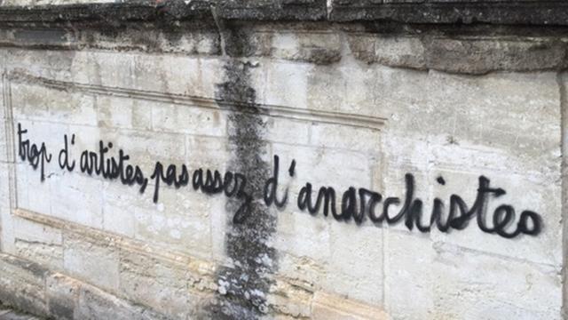 "Zu viele Künstler, nicht genug Anarchisten" - heißt es auf diesem Graffiti in Avignon.