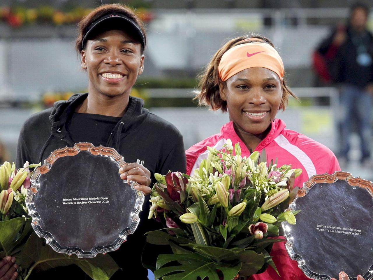 Venus und Serena Williams zeigen beim WTA-Turnier in Madrid ihre Trophäen Venus und Serena Williams zeigen beim WTA-Turnier in Madrid ihre Trophäen