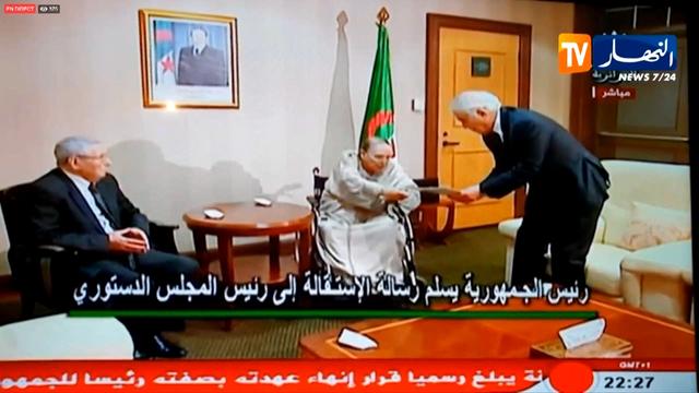 Der Fernseh-Screenshot von Ennahar TV zeigt, wie Algeriens langjähriger Präsident Bouteflika (Mitte) sein Rücktrittsschreiben übergibt - an den Vorsitzenden des Verfassungsrates, Tayeb Belaiz und in Anwesenheit von Senatspräsident Abdelkader Bensalah.