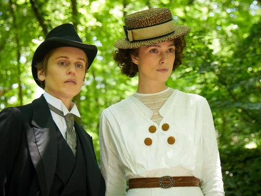 Denise Gough und Keira Knightley im Film Colette