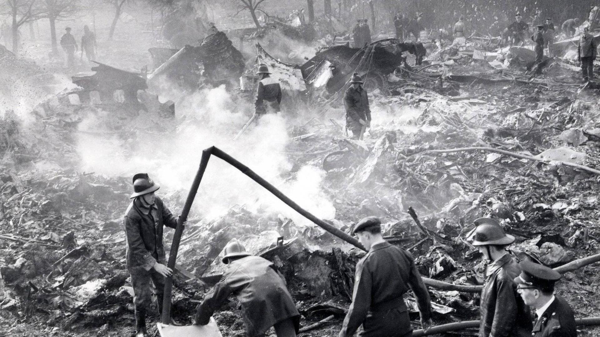 Trümmerteile der Boeing 707 nach dem Absturz am 15. Februar 1961. Alle 72 Passagiere sterben. Trümmerteile der Boeing 707 nach dem Absturz am 15. Februar 1961. Alle 72 Passagiere sterben.