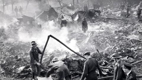 Trümmerteile der Boeing 707 nach dem Absturz am 15. Februar 1961. Alle 72 Passagiere sterben.