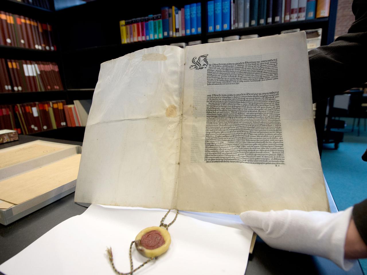 Der Tübinger Vertrag aus dem Jahre 1514 im Hauptstaatsarchiv in Stuttgart (Baden-Württemberg). Der damalige Herzog von Württemberg sicherte darin seinen Untertanen erstmals gewisse Rechte zu. Experten bezeichnen den Vertrag deshalb als wichtigen Schritt in Richtung Demokratie. Der Tübinger Vertrag aus dem Jahre 1514 im Hauptstaatsarchiv in Stuttgart (Baden-Württemberg). Der damalige Herzog von Württemberg sicherte darin seinen Untertanen erstmals gewisse Rechte zu. Experten bezeichnen den Vertrag deshalb als wichtigen Schritt in Richtung Demokratie.