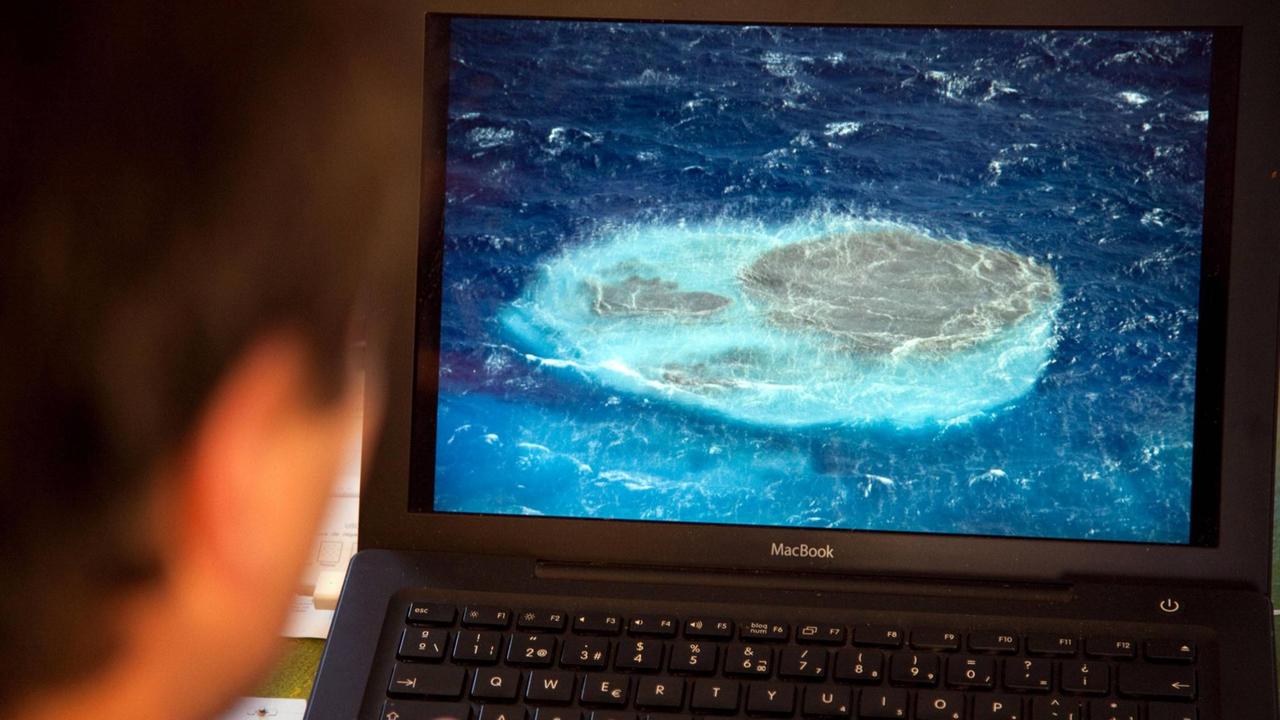 An den Kanarischen Inseln beobachtet ein Spezialist das "volcanic upwelling" im Ozean auf einem Laptop