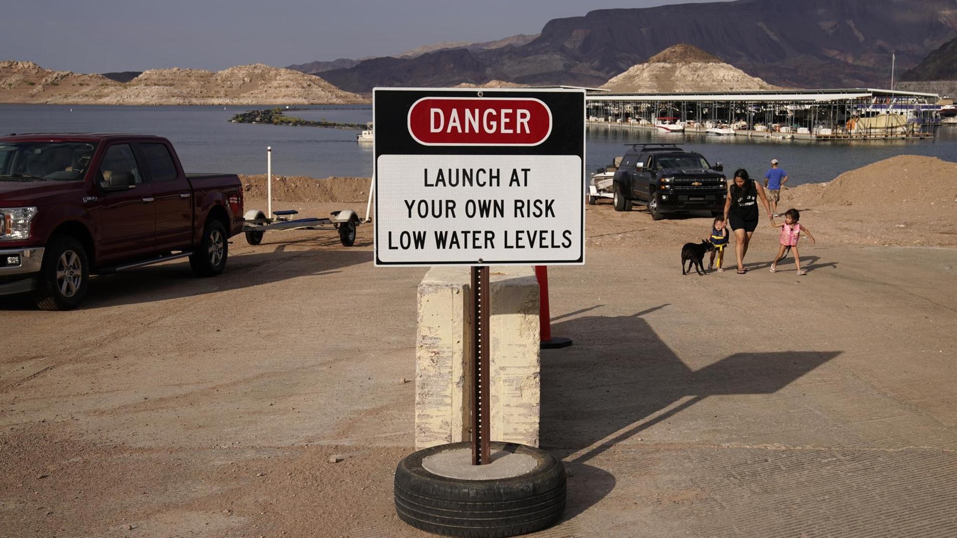 Ein Schild warnt vor niedrigen Wasserstände an einer Bootsanlegestelle am Lake Mead am Colorado River, Nevada, USA. Ein Schild warnt vor niedrigen Wasserstände an einer Bootsanlegestelle am Lake Mead am Colorado River, Nevada, USA.