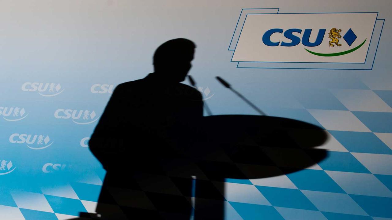 Der Schatten des CSU-Parteivorsitzenden Horst Seehofer ist am 26.05.2014 in München (Bayern) während einer Pressekonferenz im Anschluss an die CSU-Vorstandssitzung an der Bühnenrückwand zu sehen. Der Schatten des CSU-Parteivorsitzenden Horst Seehofer ist am 26.05.2014 in München (Bayern) während einer Pressekonferenz im Anschluss an die CSU-Vorstandssitzung an der Bühnenrückwand zu sehen.
