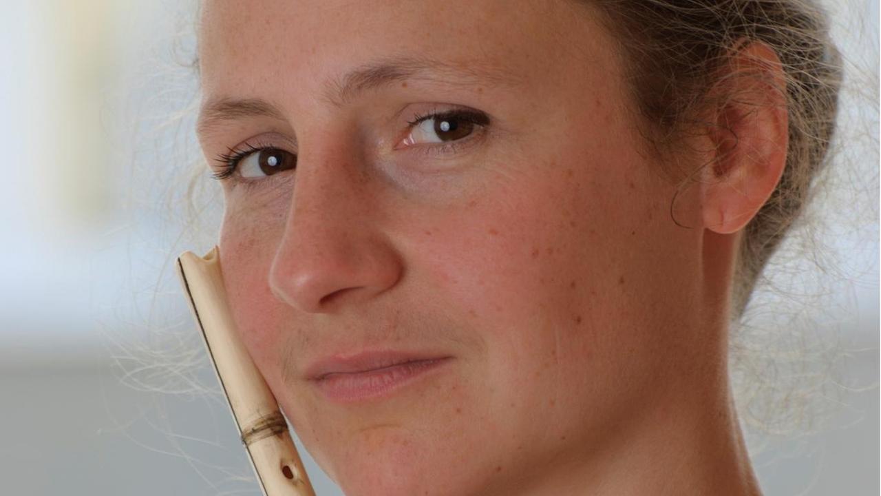 Anna Friederike Potengowski hält eine Knochenflöte aus der Steinzeit in der Hand. Anna Friederike Potengowski hält eine Knochenflöte aus der Steinzeit in der Hand.
