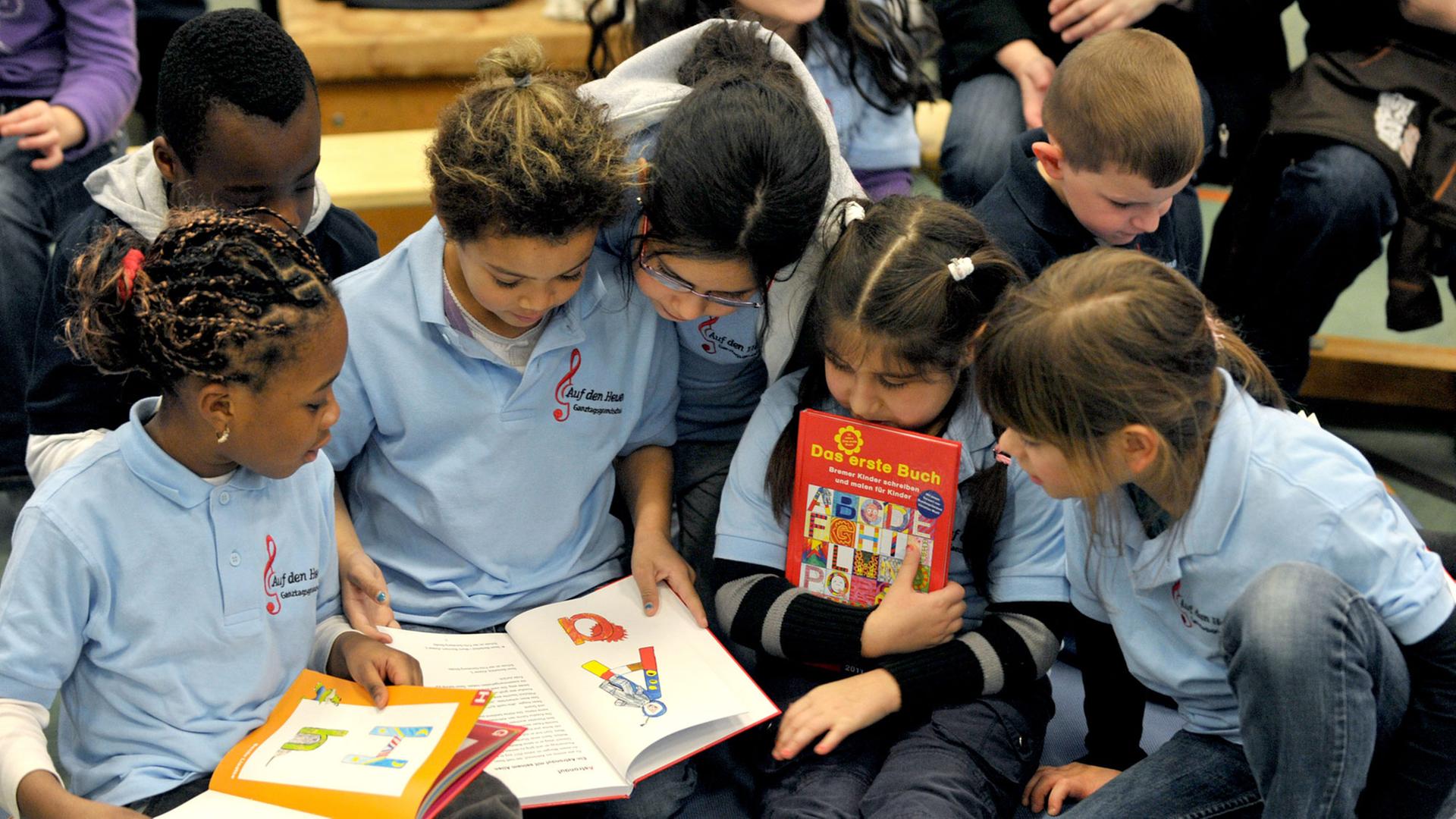 Eine Gruppe Schüler liest ein Buch. Eine Gruppe Schüler liest ein Buch.