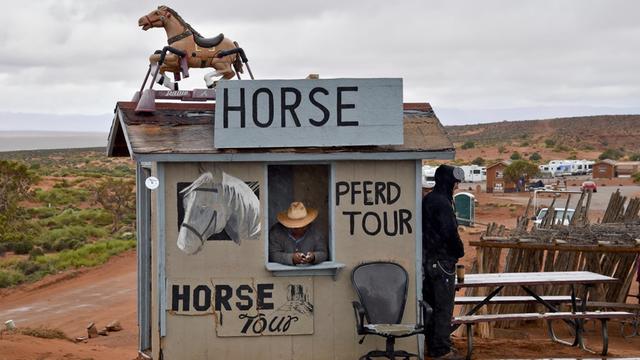 Ein Navajo bietet im Monument Valley im US-Bundesstaat Utah geführte Pferdetouren an.