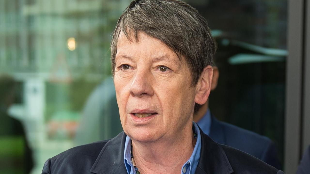 Bundesumweltministerin Barbara Hendricks (SPD) spricht am 27.07.2017 auf dem Gelände von Volkswagen in Wolfsburg (Niedersachsen) zu Journalisten. Bundesumweltministerin Barbara Hendricks (SPD) spricht am 27.07.2017 auf dem Gelände von Volkswagen in Wolfsburg (Niedersachsen) zu Journalisten.