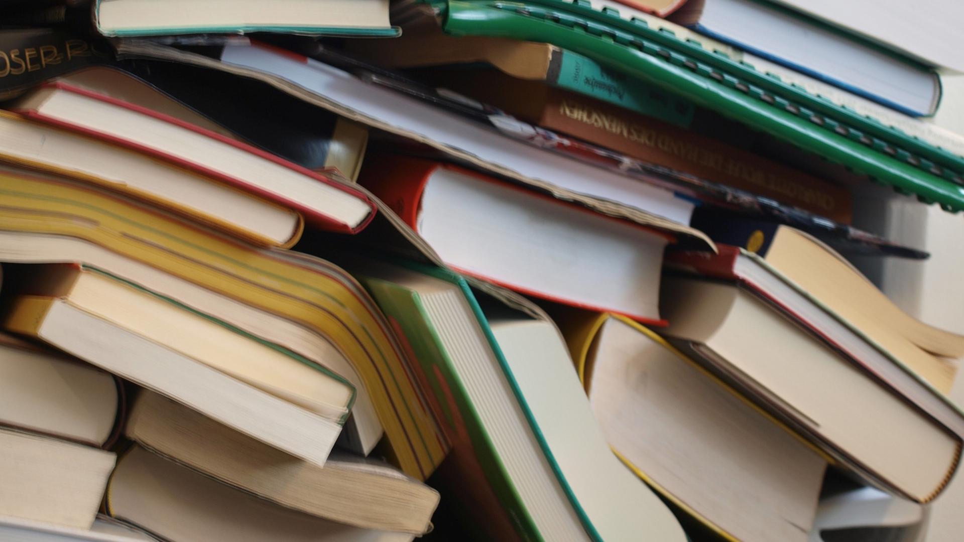 Bücher liegen kreuz und quer übereinander. Bücher liegen kreuz und quer übereinander.
