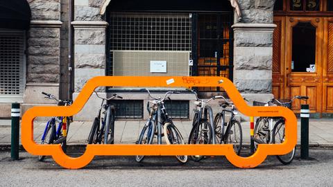 Ein Abstellplatz für Fahrräder, der die Silhouette eines Autos hat.