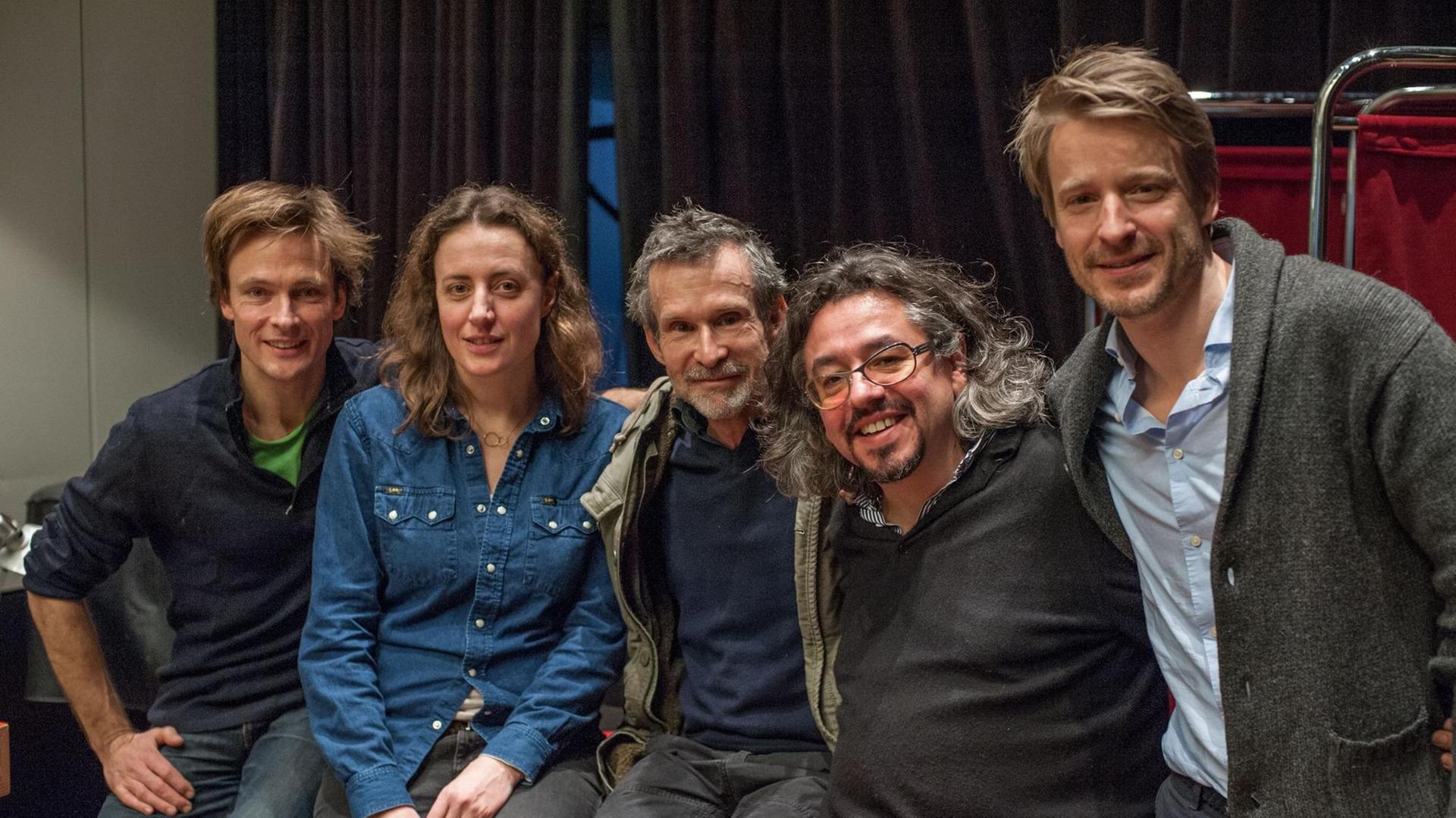 Teamfoto der Schauspieler mit dem Regisseur Leonhard Koppelmann. Teamfoto der Schauspieler mit dem Regisseur Leonhard Koppelmann.