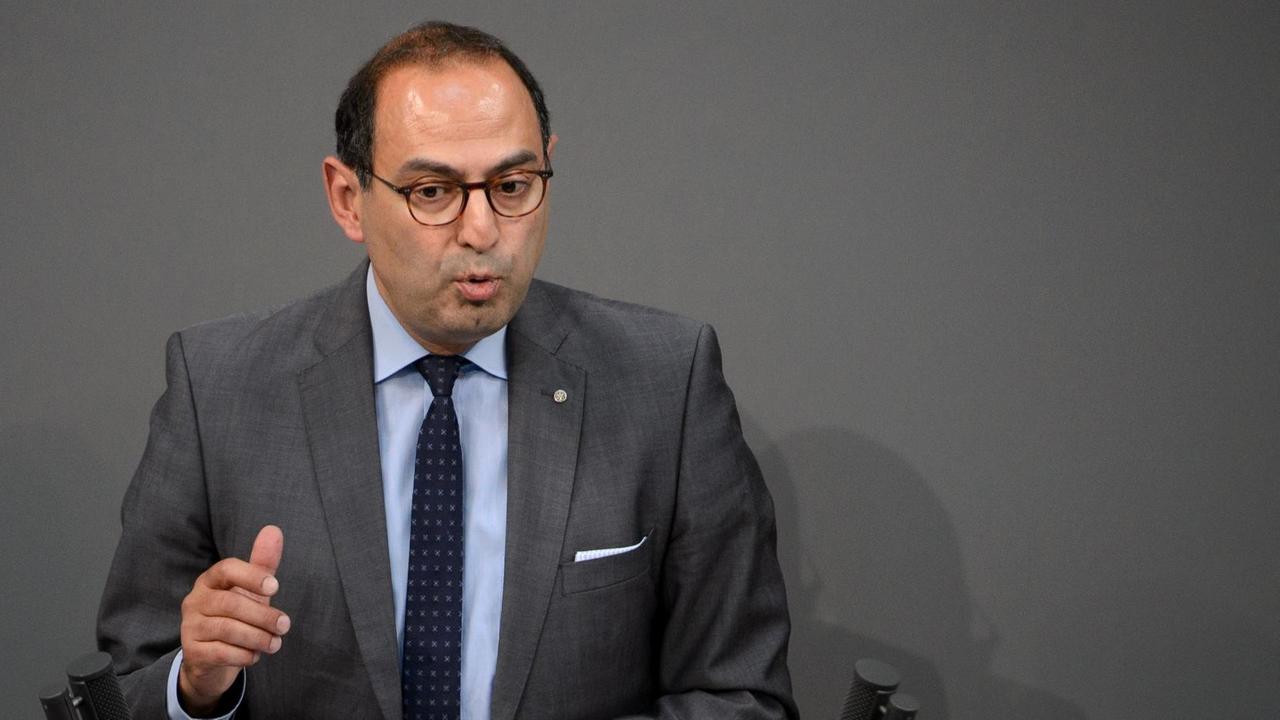 Grigorios Aggelidis (FDP), spricht bei der 38. Sitzung des Bundestages im Reichstagsgebäude. Foto: Sina Schuldt/dpa | Verwendung weltweit Grigorios Aggelidis (FDP), spricht bei der 38. Sitzung des Bundestages im Reichstagsgebäude. Foto: Sina Schuldt/dpa | Verwendung weltweit