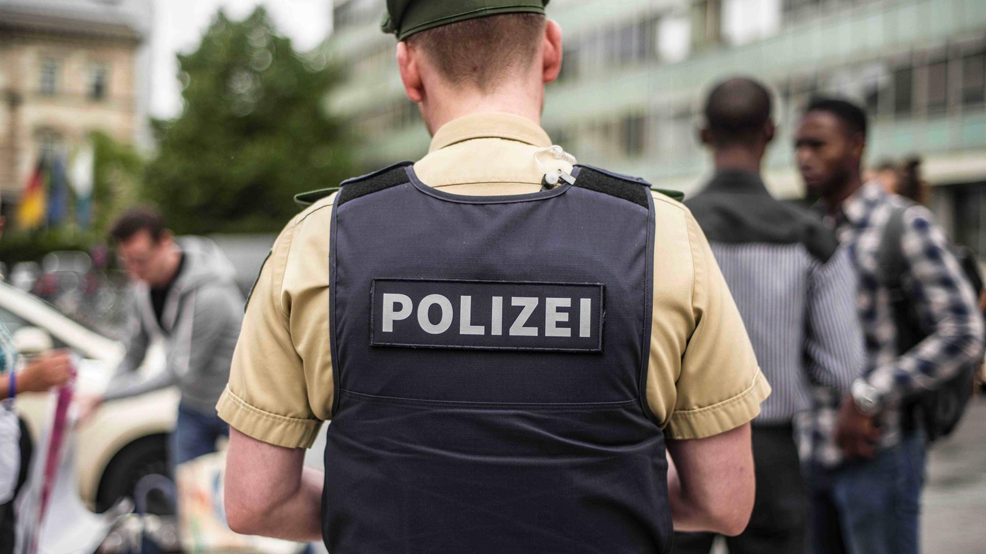 Mitglieder das Netzwerks Rassismus- und Diskriminierungsfreies Bayern e.V. bei einer Demonstration im Münchner Hauptbahnhof im Juni 2017 Mitglieder das Netzwerks Rassismus- und Diskriminierungsfreies Bayern e.V. bei einer Demonstration im Münchner Hauptbahnhof im Juni 2017