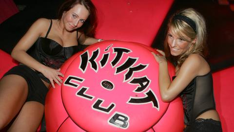 Zwei Tänzerinnen posieren im Berliner KitKatClub.