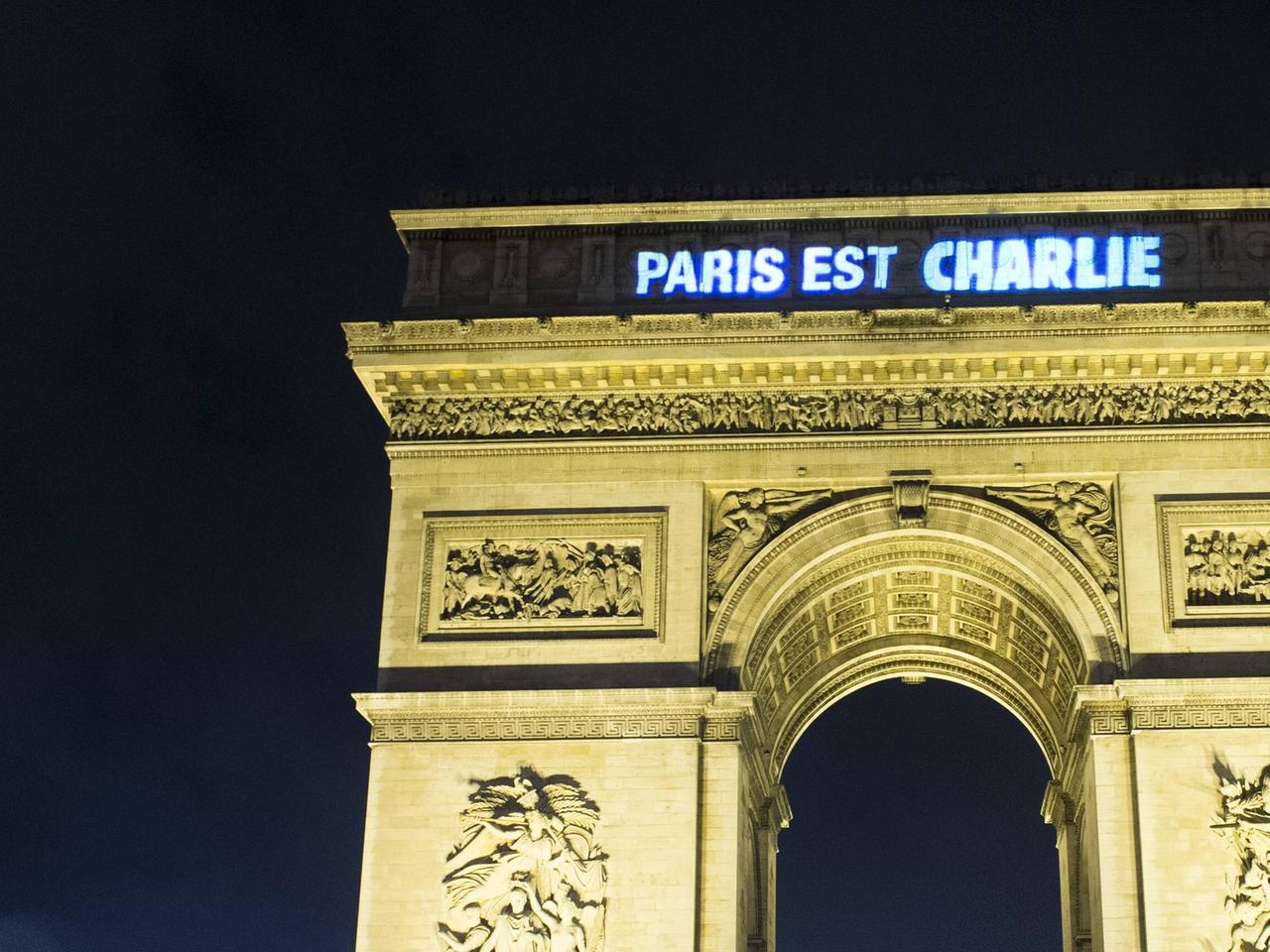 Der Triumphbogen in Paris mit dem Schriftzug "Paris ist Charlie" Der Triumphbogen in Paris mit dem Schriftzug "Paris ist Charlie"