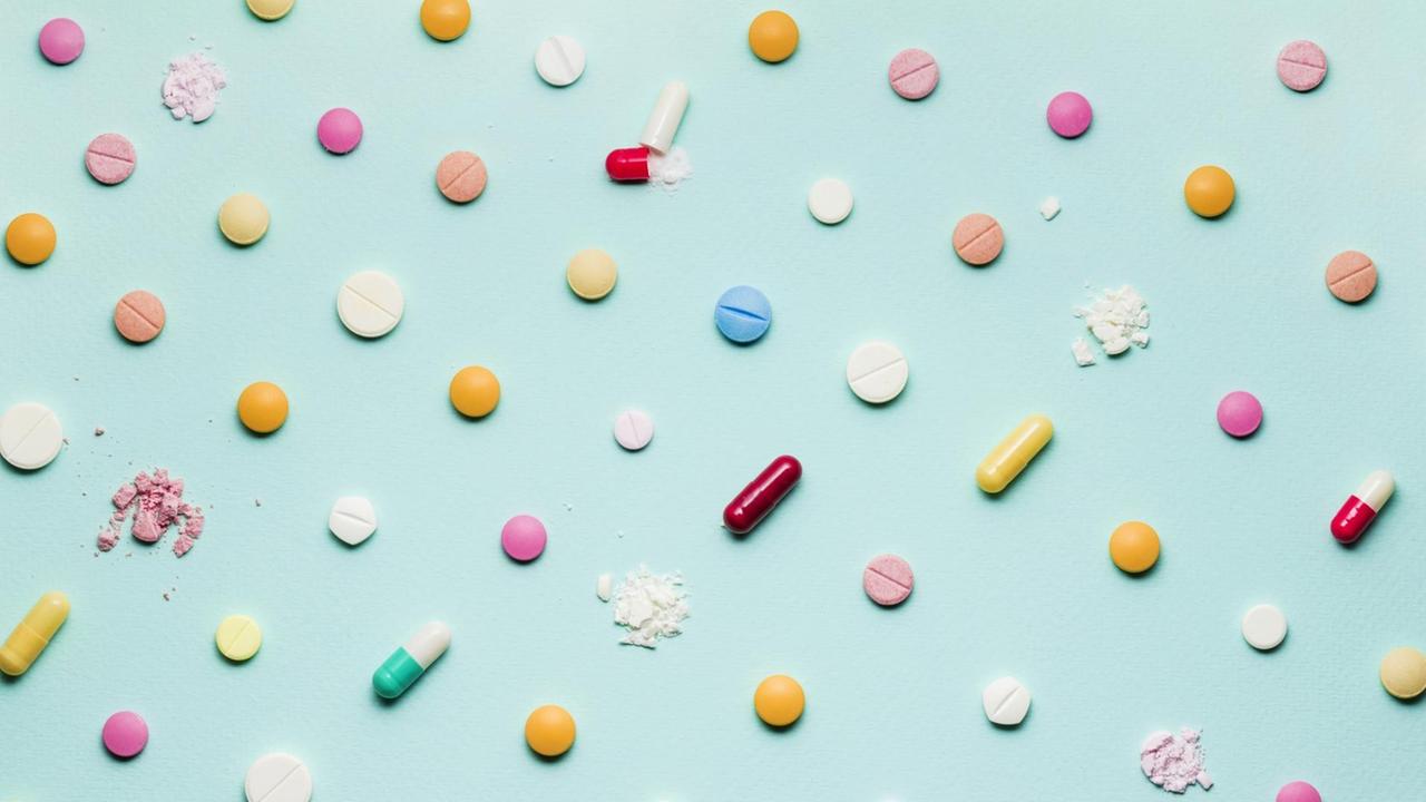 Ein Foto von verschiedenen Arzneimitteln, Tabletten und Pillen auf blauem Hintergrund. Ein Foto von verschiedenen Arzneimitteln, Tabletten und Pillen auf blauem Hintergrund.