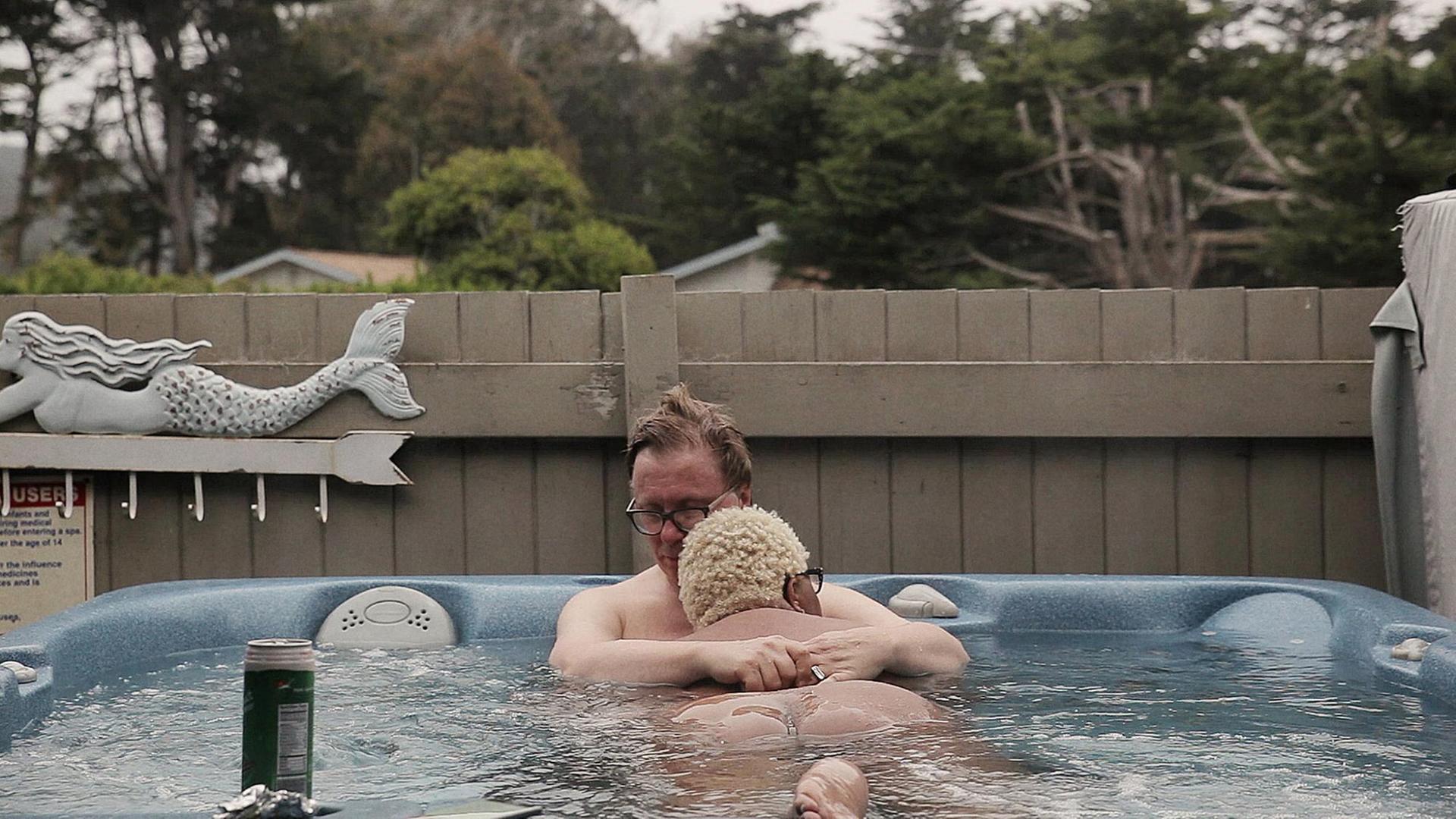 Georg Friedrich Haas und Mollena Williams-Haas in einem Whirlpool während der Flitterwochen. Georg Friedrich Haas und Mollena Williams-Haas in einem Whirlpool während der Flitterwochen.