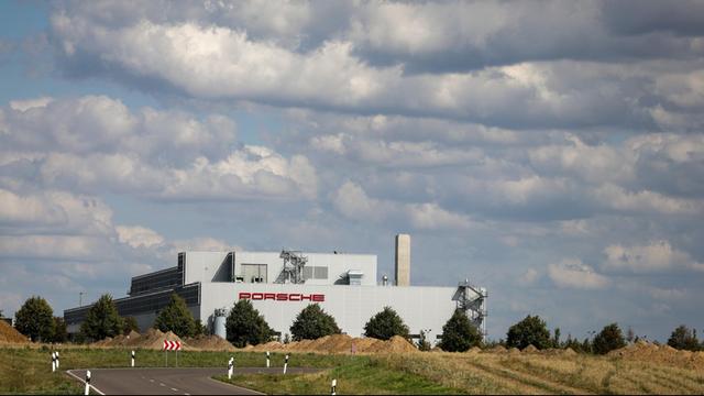 Sachsen, Leipzig: Wolken ziehen über das Porsche Werk Leipzig