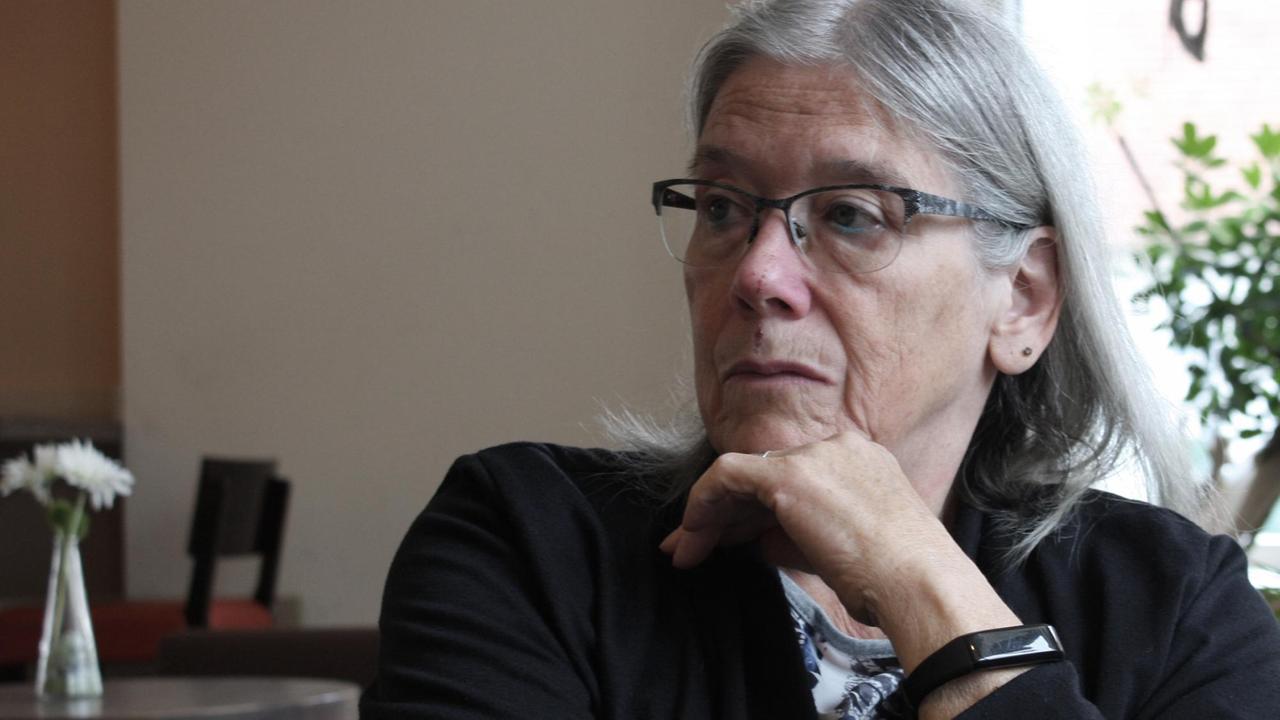 Eine Frau blickt nachdenklich. Eine Frau blickt nachdenklich.