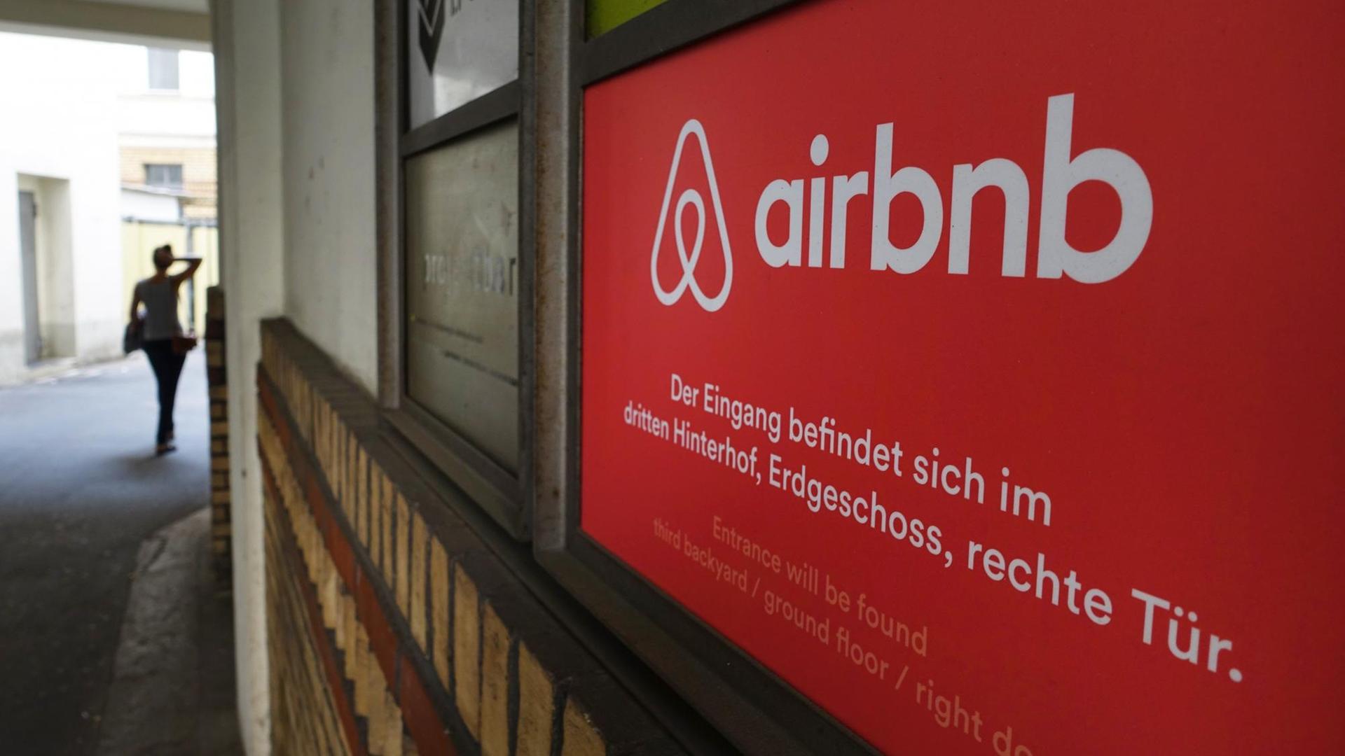 Das Logo vom Onlineübernachtungsdienst Airbnb im Eingang Brunnenstraße 196 am Rosenthaler Platz, fotografiert am 19.08.2015 in Berlin.