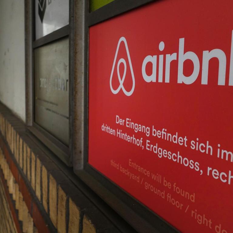 Das Logo vom Onlineübernachtungsdienst Airbnb im Eingang Brunnenstraße 196 am Rosenthaler Platz, fotografiert am 19.08.2015 in Berlin.
