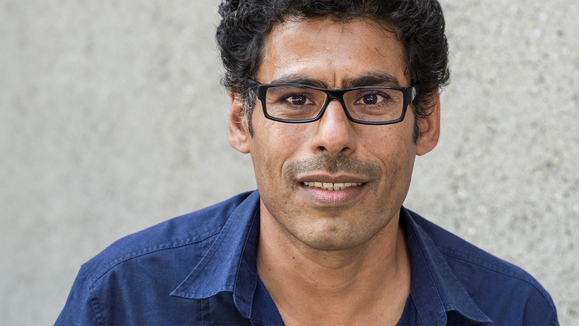 Usama Al Shahmani, geboren 1971 in Bagdad und aufgewachsen in Qalat Sukar (Al Nasiriyah), hat arabische Sprache und moderne arabische Literatur studiert, er publizierte drei Bücher über arabische Literatur, bevor er 2002 als Flüchtling in die Schweiz kam. Usama Al Shahmani, geboren 1971 in Bagdad und aufgewachsen in Qalat Sukar (Al Nasiriyah), hat arabische Sprache und moderne arabische Literatur studiert, er publizierte drei Bücher über arabische Literatur, bevor er 2002 als Flüchtling in die Schweiz kam.