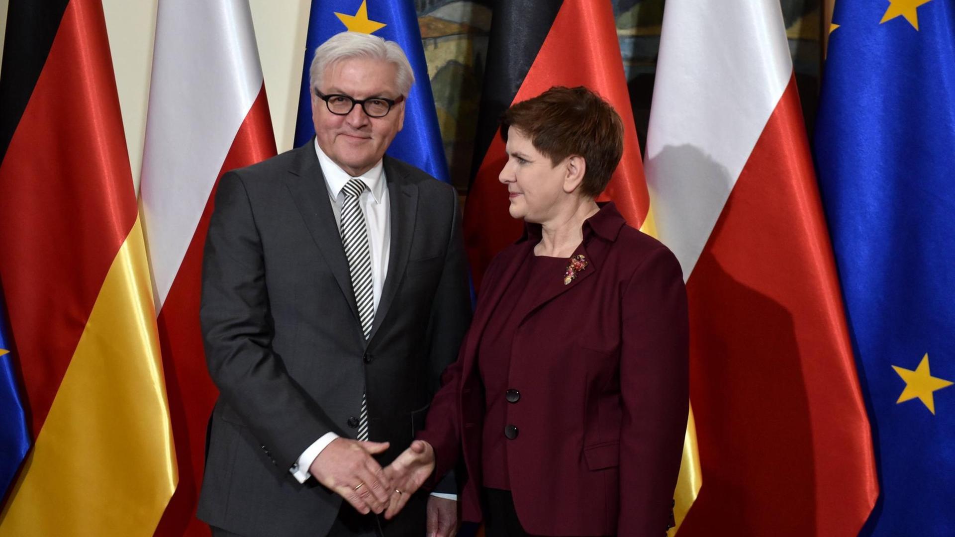 Bundesaußenminister Frank-Walter Steinmeier trifft in Warschau die polnische Ministerpräsidentin Beata Szydlo. Bundesaußenminister Frank-Walter Steinmeier trifft in Warschau die polnische Ministerpräsidentin Beata Szydlo.