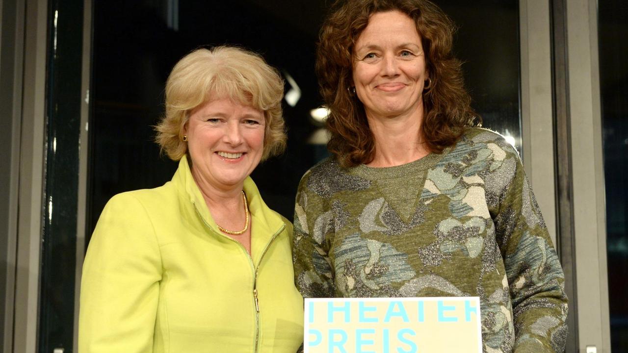 Verdiente Ehrung: Kathrin Tiedemann (re.), Leiterin des "Forum Freies Theaters" wird von Kulturstaatsministerin Monika Grütters geehrt. Verdiente Ehrung: Kathrin Tiedemann (re.), Leiterin des "Forum Freies Theaters" wird von Kulturstaatsministerin Monika Grütters geehrt.