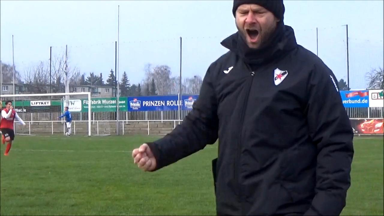 Trainer Marcus Bieleit jubelt nach einem wunderschönen Treffer seiner Mannschaft zum eins zu null für den Roten Stern Leipzig Trainer Marcus Bieleit jubelt nach einem wunderschönen Treffer seiner Mannschaft zum eins zu null für den Roten Stern Leipzig