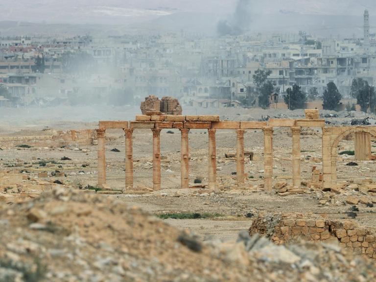 In der Stadt Palmyra in Syrien hat die IS viele antike Ruinen zerstört.