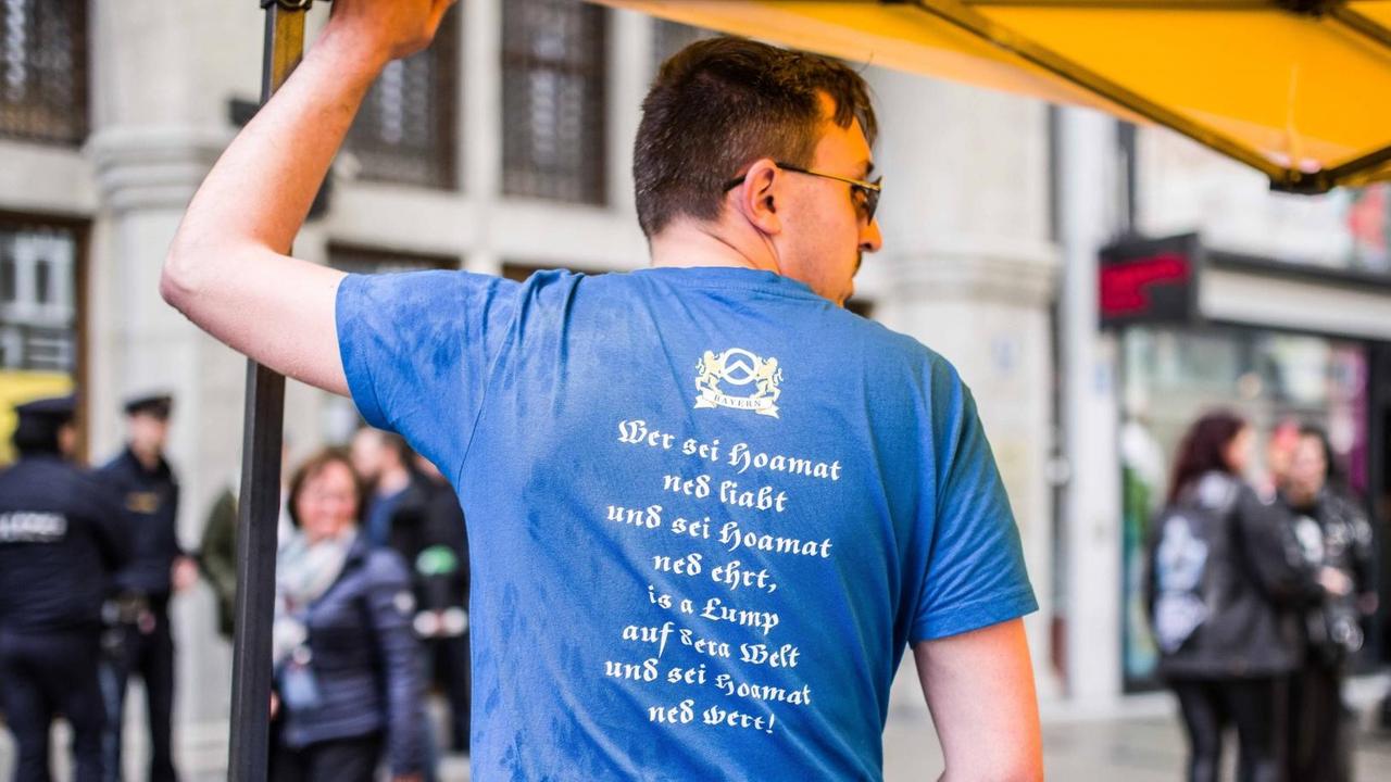 Ein Aktivist der Identitären Bewegung in Bayern trägt ein blaues T-Shirt mit dem Inhalt: "Wer die Heimat nicht ehrt, ist der Heimat nicht wert."
