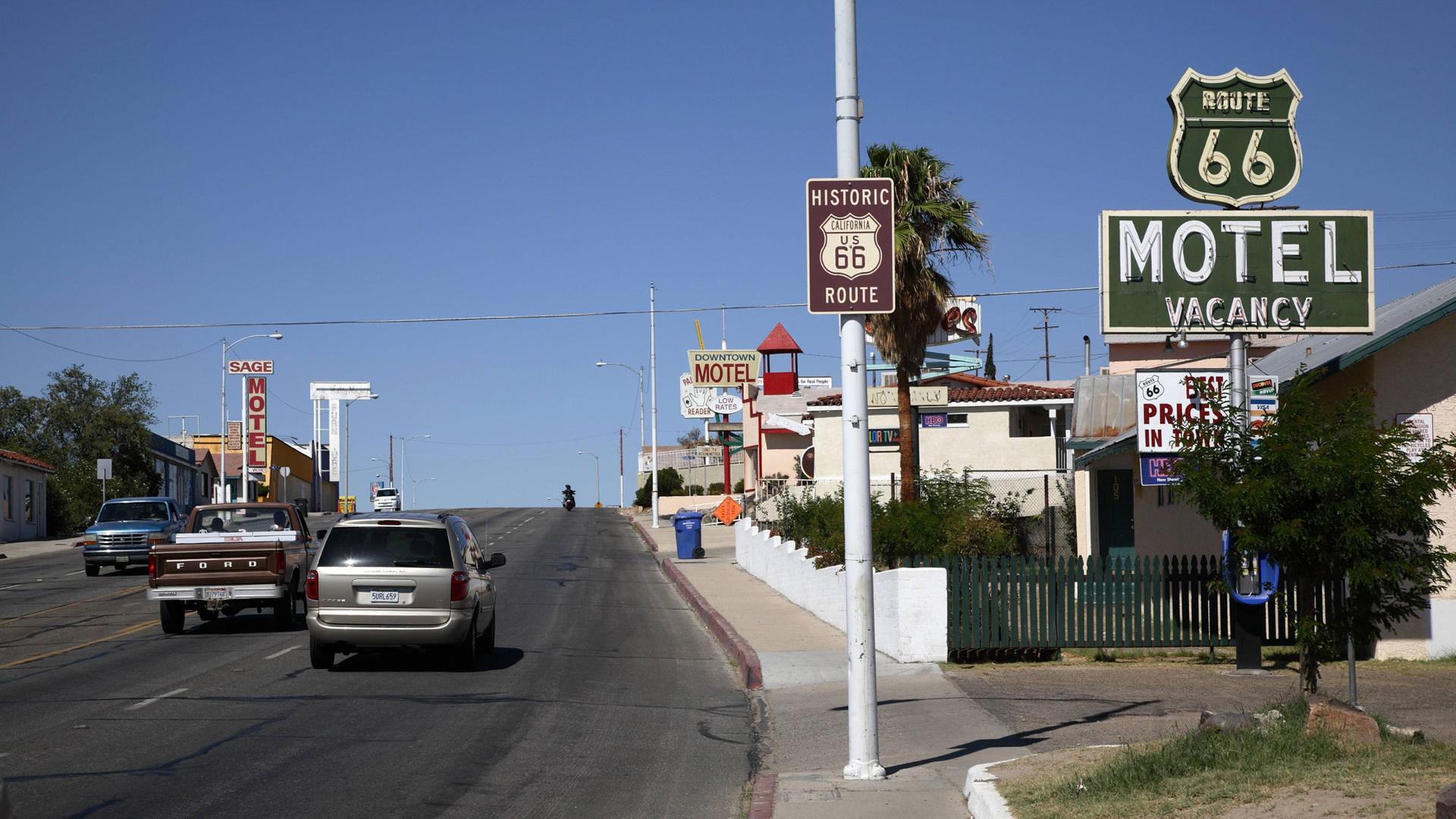 Werbeschild Motel Vacancy und Hinweisschild Route 66 an einer Straße in Barstow, Kalifornien Werbeschild Motel Vacancy und Hinweisschild Route 66 an einer Straße in Barstow, Kalifornien