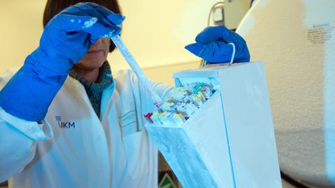 Eine medizinisch-technische Assistentin lagert Samenproben im Zentrum für Reproduktionsmedizin in Münster in einem Kühldepot bei ca. minus 170 Grad Celsius ein.