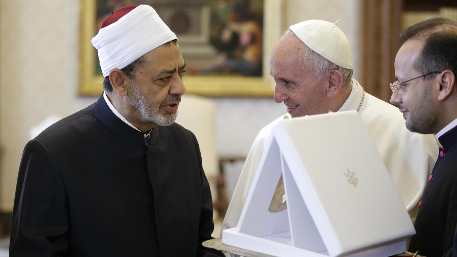 Papst Franziskus tauscht Geschenke mit dem ägyptschen Groß-Iman al-Tayyeb aus, der am 23. Mai 2016 anlässlich einer privaten Audienz im Vatikan weilt.