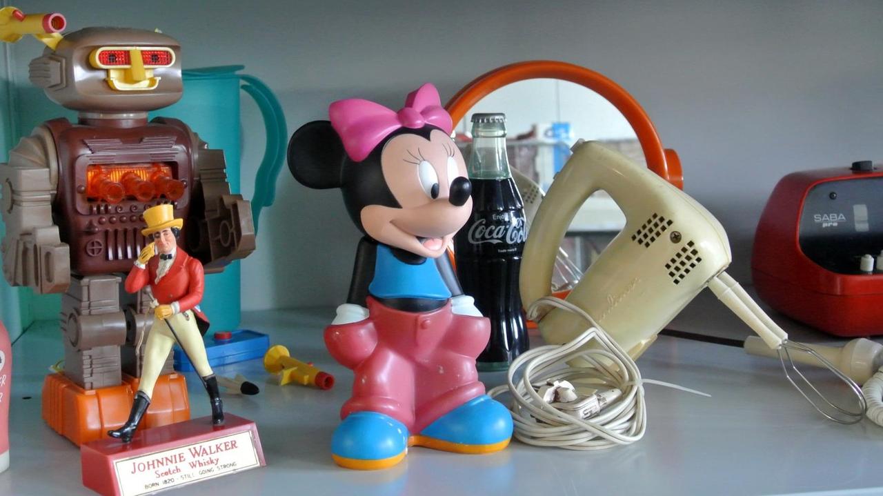 Ausstellungsstücke im Deutschen Kunststoff-Museum wie eine Mickey-Mouse-Figur, ein Mixer oder ein Spielzeug-Roboter.