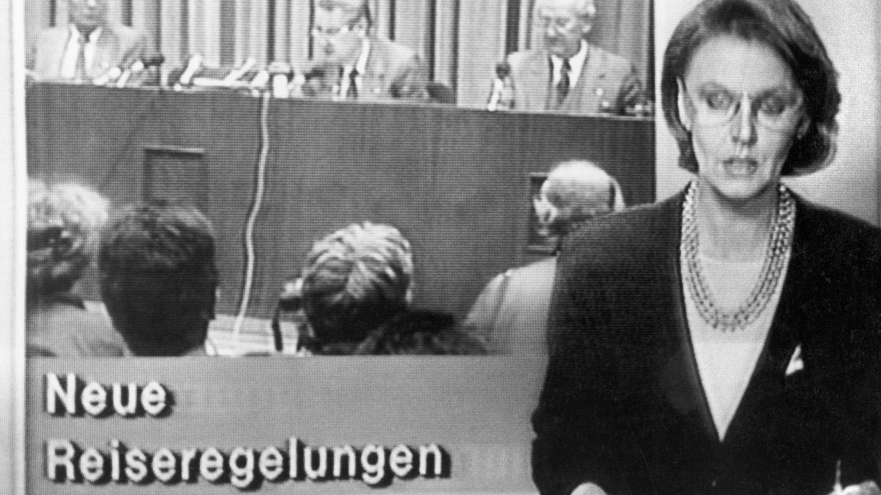DFF-Nachrichten "Aktuelle Kamera" zeigt am 9.11.1989 um 19.30 Uhr Bilder aus der Pressekonferenz mit SED-Politbüromitglied Günter Schabowski (oben Mitte), der zuvor die sensationelle Nachricht bekannt gegeben hatte, dass alle DDR-Grenzen zur Bundesrepublik Deutschland und nach West-Berlin für DDR-Bürger ab sofort geöffnet werden. Daraufhin strömten binnen weniger Stunden tausende von Ost-Berlinern in den Westteil der Stadt, wo es zu volksfestartigen Verbrüderungen zwischen Bürgern aus Ost- und Westdeutschland kam. DFF-Nachrichten "Aktuelle Kamera" zeigt am 9.11.1989 um 19.30 Uhr Bilder aus der Pressekonferenz mit SED-Politbüromitglied Günter Schabowski (oben Mitte), der zuvor die sensationelle Nachricht bekannt gegeben hatte, dass alle DDR-Grenzen zur Bundesrepublik Deutschland und nach West-Berlin für DDR-Bürger ab sofort geöffnet werden. Daraufhin strömten binnen weniger Stunden tausende von Ost-Berlinern in den Westteil der Stadt, wo es zu volksfestartigen Verbrüderungen zwischen Bürgern aus Ost- und Westdeutschland kam.