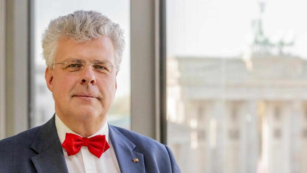 Christian Höppner, Generalsekretär des Deutschen Musikrates und ehemals Präsident des Deutschen Kulturrates, in der Akademie der Künste mit dem Brandenburger Tor im Hintergrund. Christian Höppner, Generalsekretär des Deutschen Musikrates und ehemals Präsident des Deutschen Kulturrates, in der Akademie der Künste mit dem Brandenburger Tor im Hintergrund.