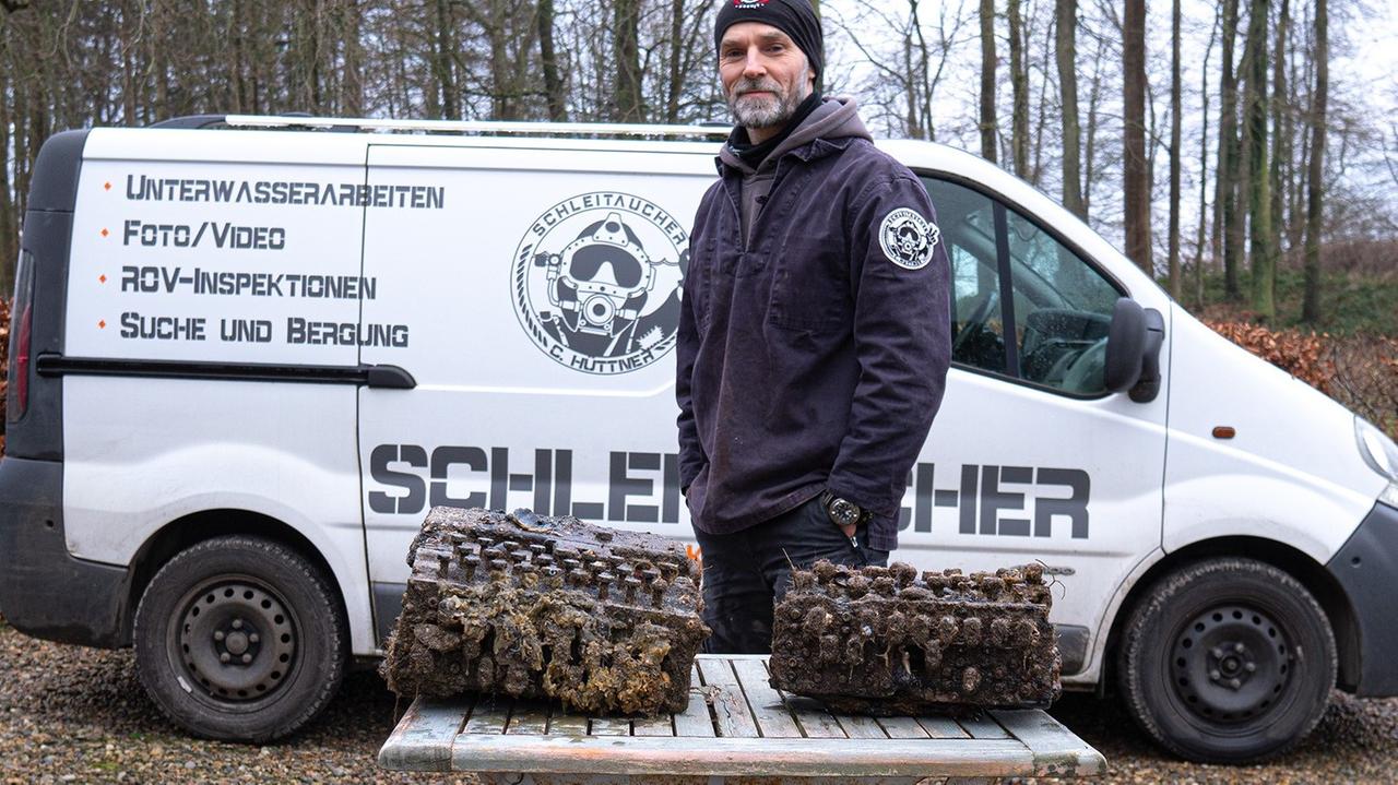 Christian Hüttner zeigt einen Teil seiner Funde in der Ostsee, im Hintergrund sein Transporter, vorne angerostete Enigmas. Christian Hüttner zeigt einen Teil seiner Funde in der Ostsee, im Hintergrund sein Transporter, vorne angerostete Enigmas.