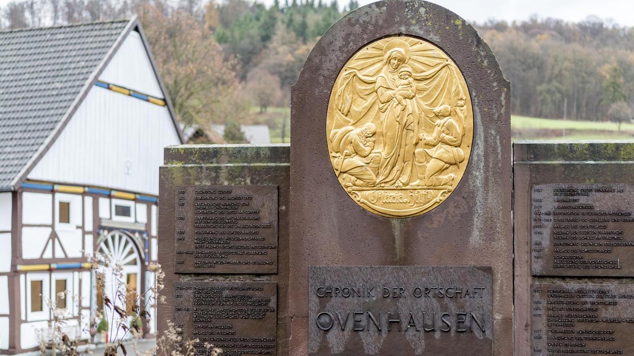 Mitten in Ovenhausen: Ein Denkmal mit der Chronik des Ortes Mitten in Ovenhausen: Ein Denkmal mit der Chronik des Ortes