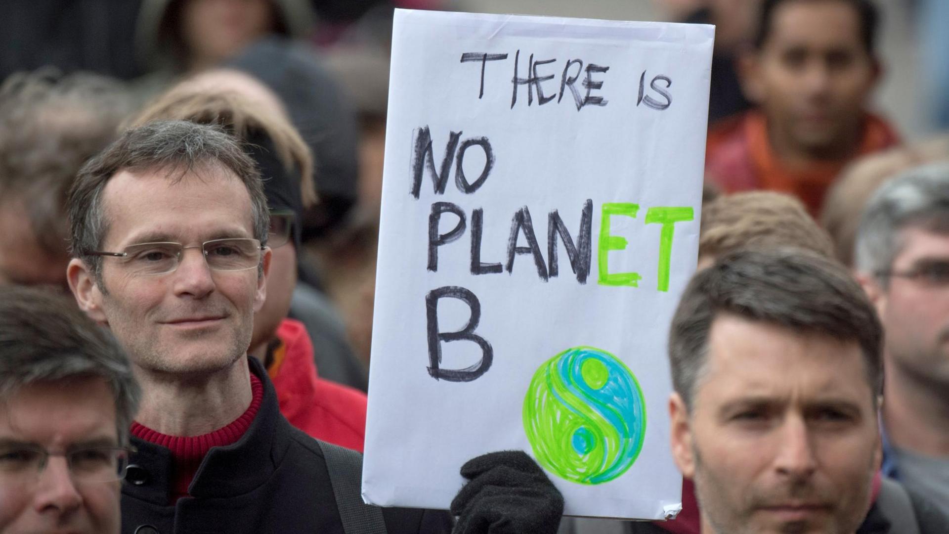 "There is no Palanet B" steht auf einem Plakat am 22.04.2017 beim sogenannten "Science March" ("Marsch der Wissenschaft") in Frankfurt am Main (Hessen). In Zeiten der Diskussion um "Alternative Fakten" wollten sich die Teilnehmer aus Wissenschaft, Lehre und Forschung gegen Pseudowissenschaften und die bewusste Umdeutung wissenschaftlicher Fakten im Sinne der Politik aussprechen. "There is no Palanet B" steht auf einem Plakat am 22.04.2017 beim sogenannten "Science March" ("Marsch der Wissenschaft") in Frankfurt am Main (Hessen). In Zeiten der Diskussion um "Alternative Fakten" wollten sich die Teilnehmer aus Wissenschaft, Lehre und Forschung gegen Pseudowissenschaften und die bewusste Umdeutung wissenschaftlicher Fakten im Sinne der Politik aussprechen.