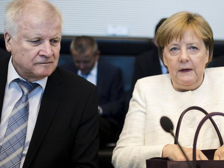 Angela Merkel und Horst Seehofer vor der Unionsfraktionssitzung am Dienstag, 3. Juli.