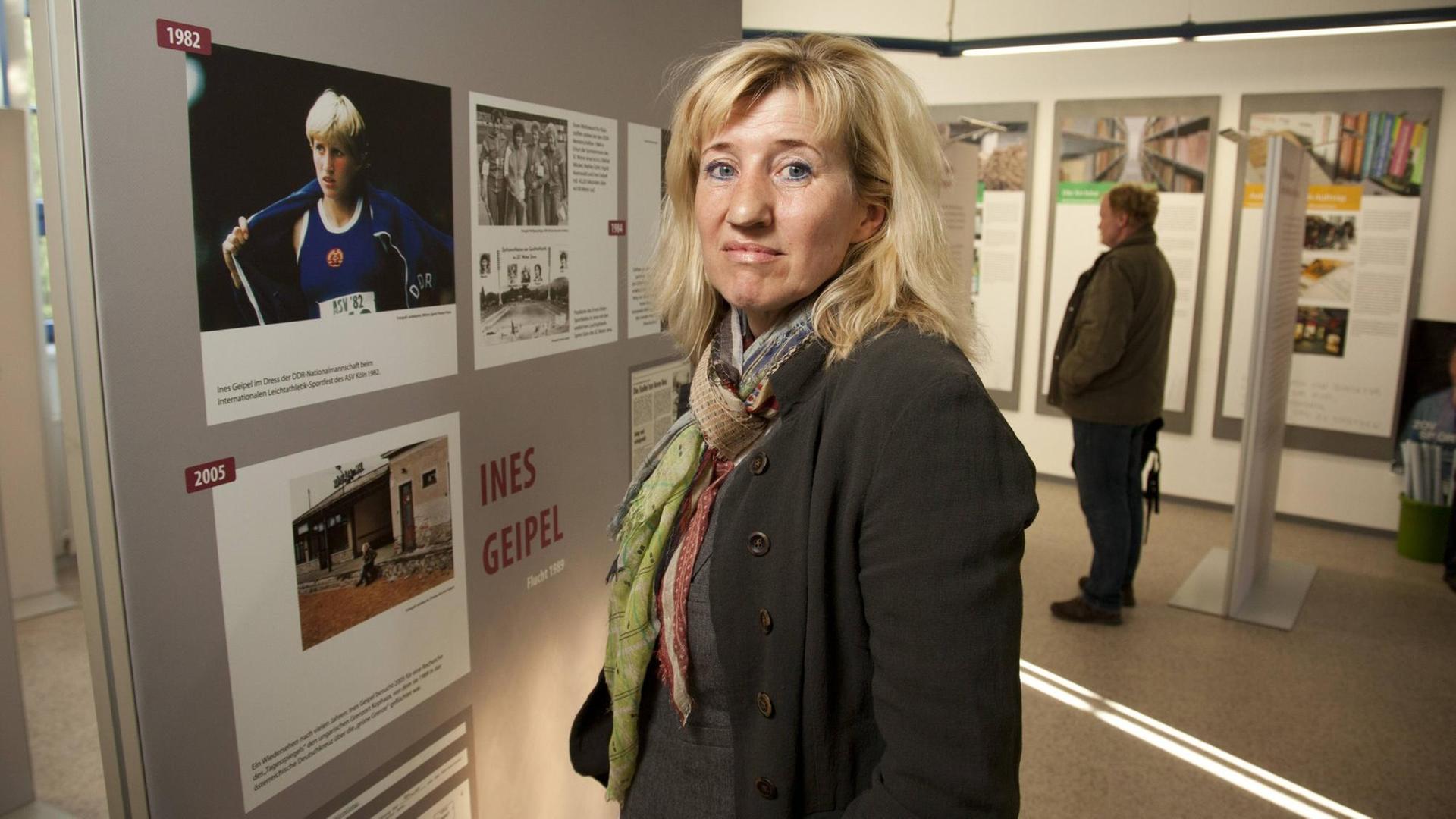 Ines Geipel vor einer Stelltafel am Tag der offenen Tür der Stasi-Unterlagen-Behörde Ines Geipel vor einer Stelltafel am Tag der offenen Tür der Stasi-Unterlagen-Behörde