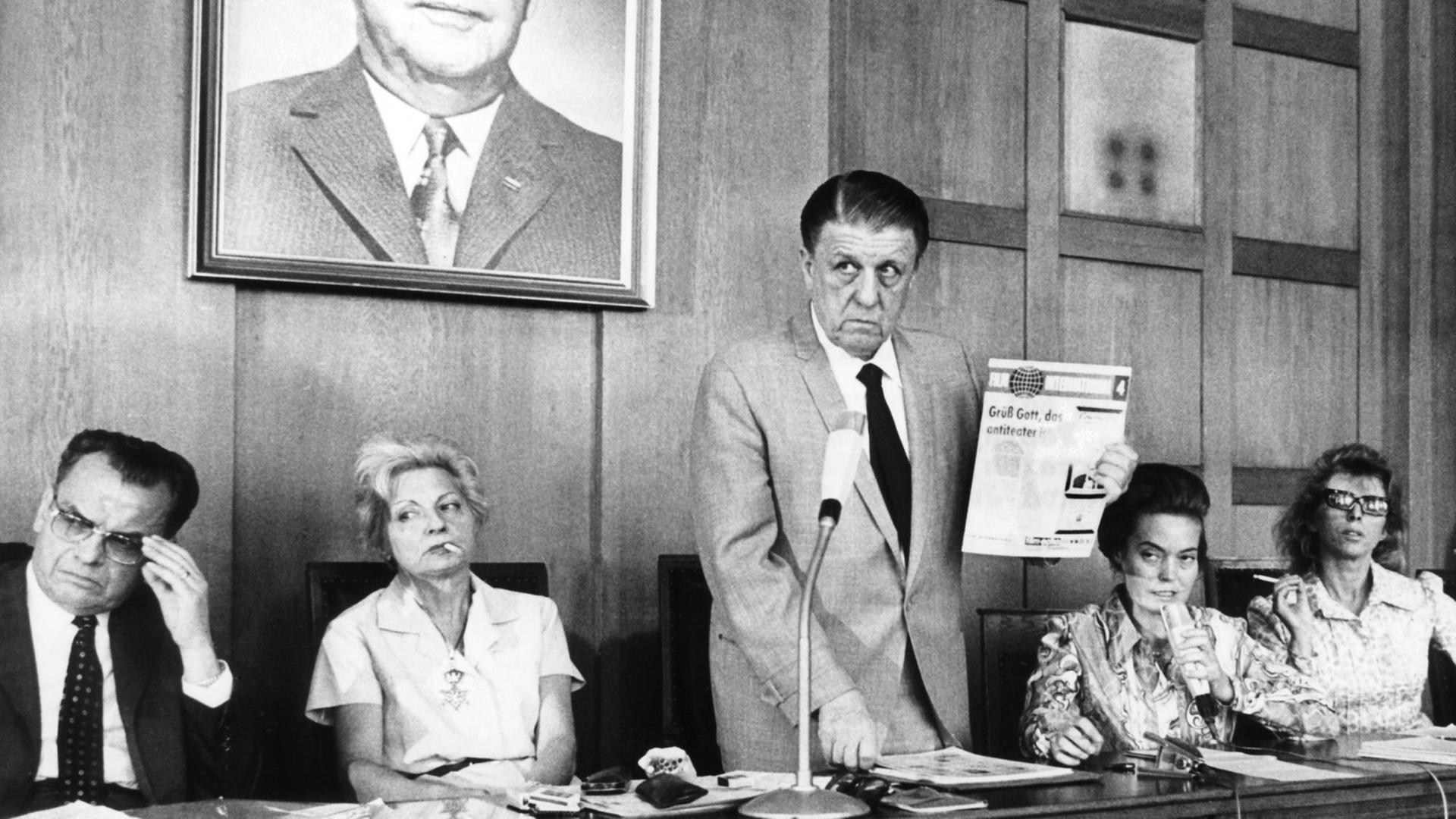(L-r) Festspieldirektor Alfred Bauer, Jurymitglied Vera Volmane (Frankreich), Jurypräsident George Stevens (USA), eine Dolmetscherin und Jurymitglied Billie Whitelaw (Großbritannien) während einer Pressekonferenz am 05.07.1970 in Berlin. Im Hintergrund ein großes Foto von Heinrich Lübke. (L-r) Festspieldirektor Alfred Bauer, Jurymitglied Vera Volmane (Frankreich), Jurypräsident George Stevens (USA), eine Dolmetscherin und Jurymitglied Billie Whitelaw (Großbritannien) während einer Pressekonferenz am 05.07.1970 in Berlin. Im Hintergrund ein großes Foto von Heinrich Lübke.